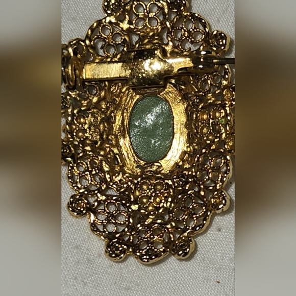 Vintage Green and Ivory Cameo , Filigree goldtone with faux pearls. 1940 era - Picture 15 of 16